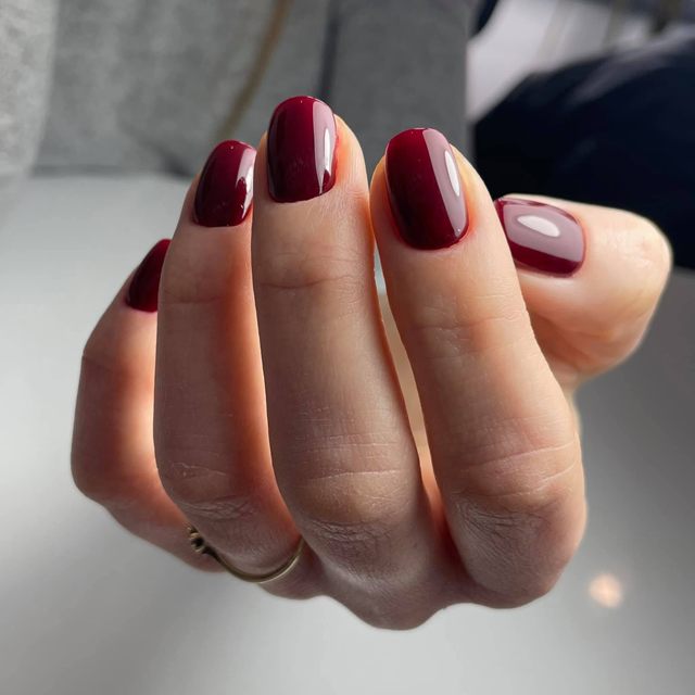 Manicure hybrydowy w kolorze burgundu wykonany w gabinecie Gladys w Lesznie